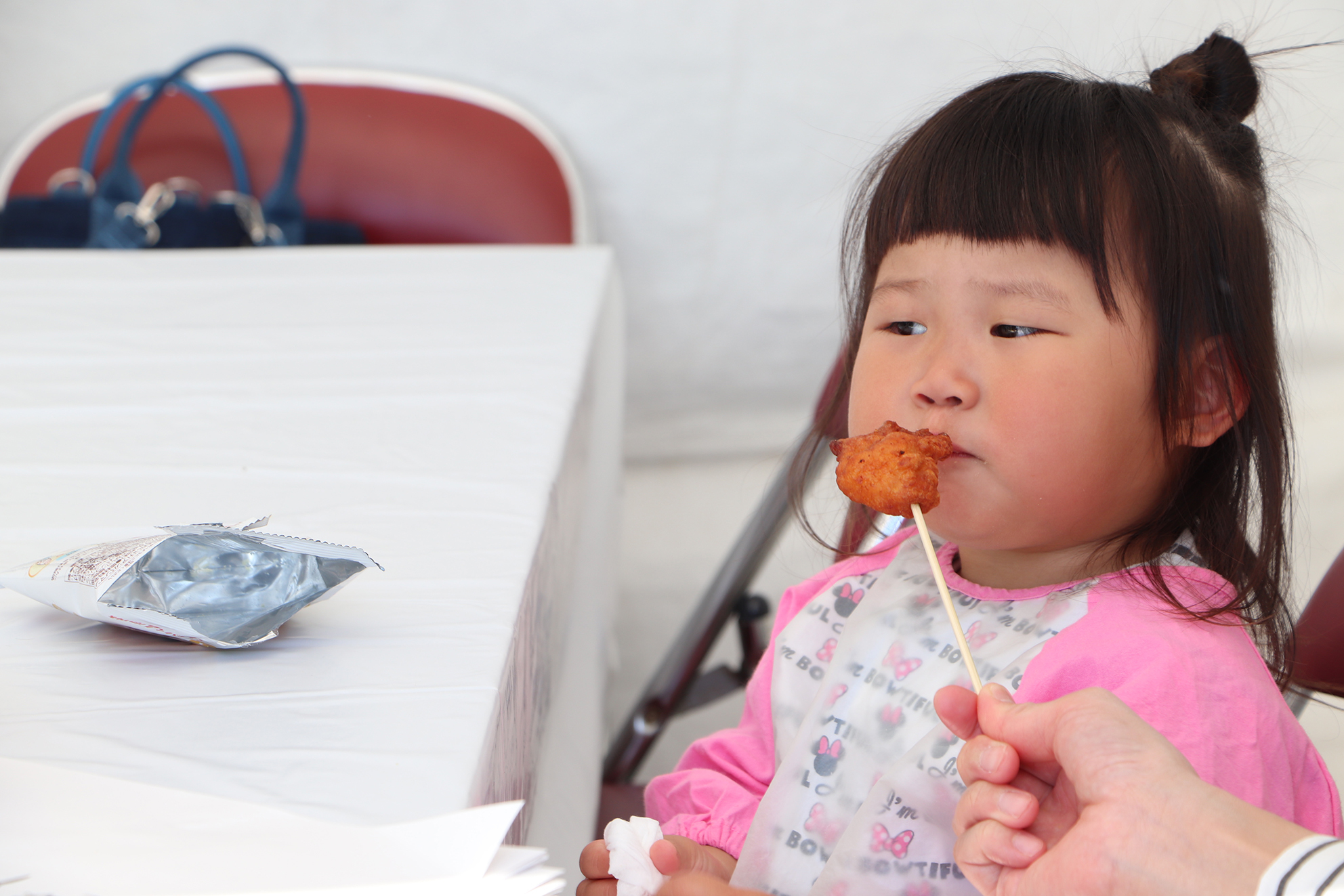 第57回広陵町文化祭　からあげを食べる少女
