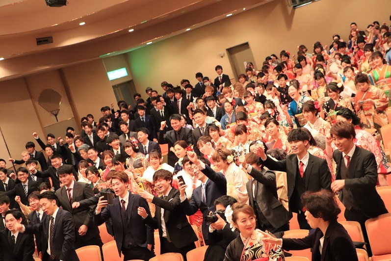 成人式で新成人が盛りあがっている写真