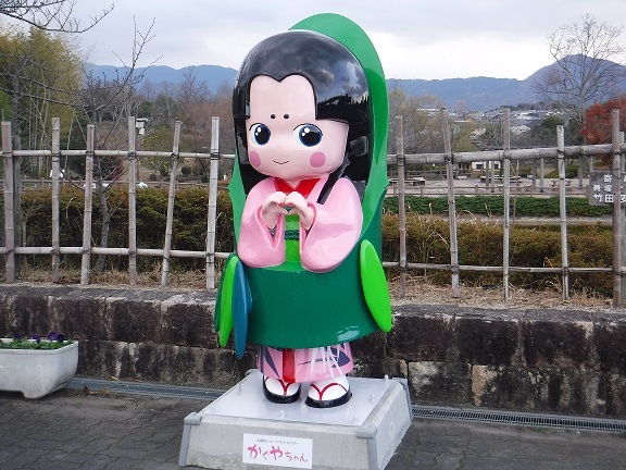 竹取公園に設置されたかぐやちゃんフィギュアの写真