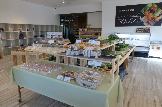 「はしお元気村朝市」の館内店舗の様子