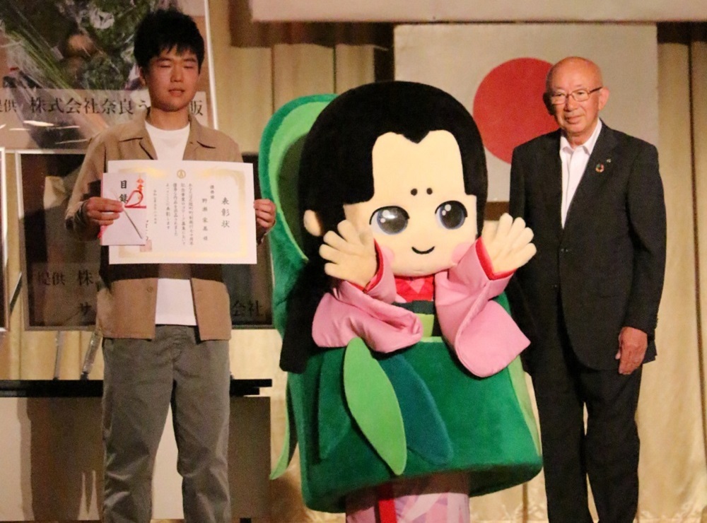 ロゴマーク受賞者野瀬さん写真