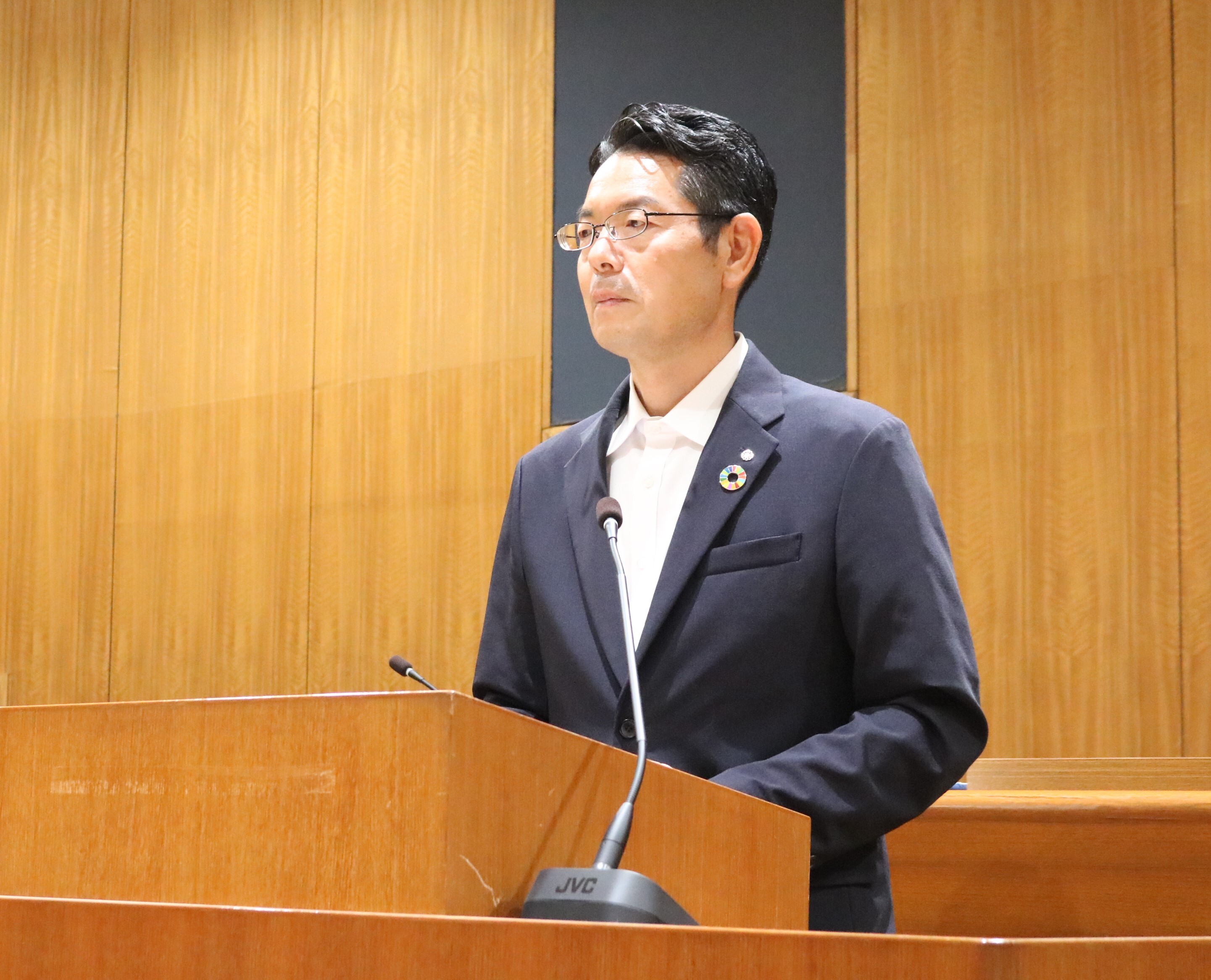 吉村町長登壇写真