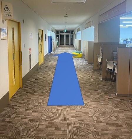 フロアの奥まで行くように案内された矢印が書かれています。